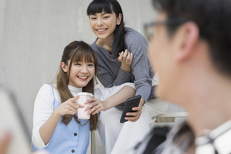 年轻的男女团体在户外交谈图片