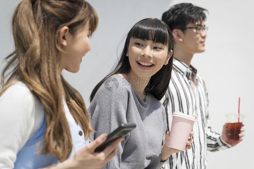 年轻男女聊天户外交谈图片