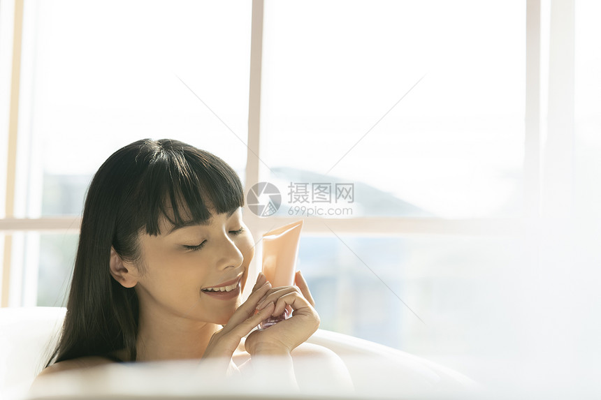 在浴缸里沐浴的美女图片