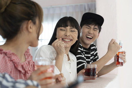 夏普电视在咖啡店兴奋的年轻男女背景