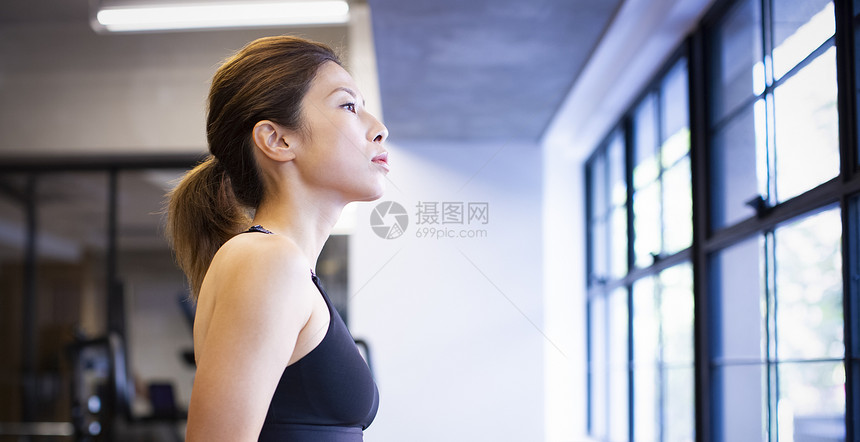 一个女人在健身房里图片