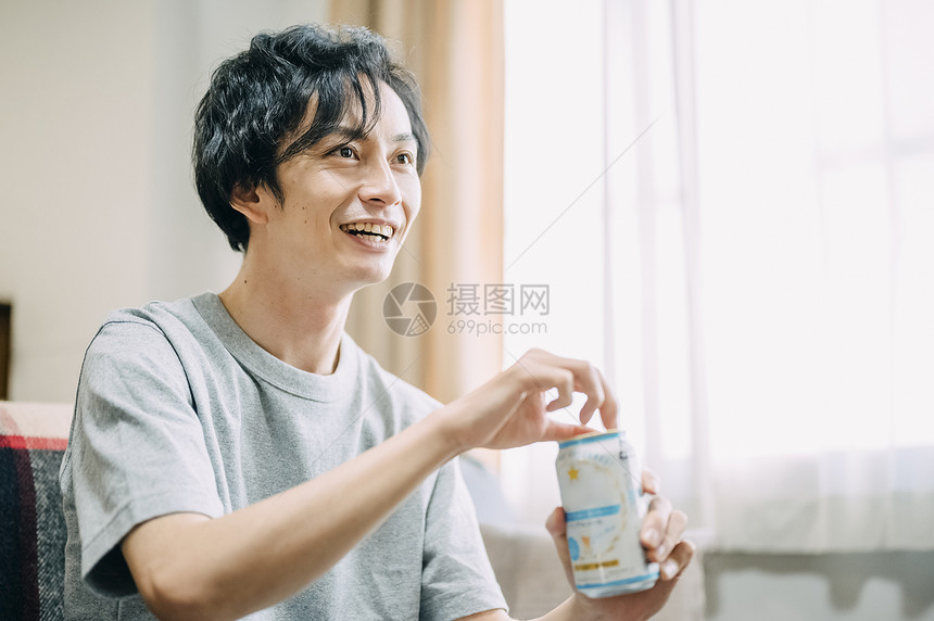 居家打开啤酒的成年男子图片