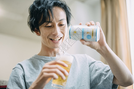 倒啤酒的男子图片