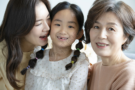 韩国人潘克尔微笑家庭女人妈妈养育高清图片素材