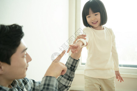年轻爸爸和女儿玩耍自由地高清图片素材