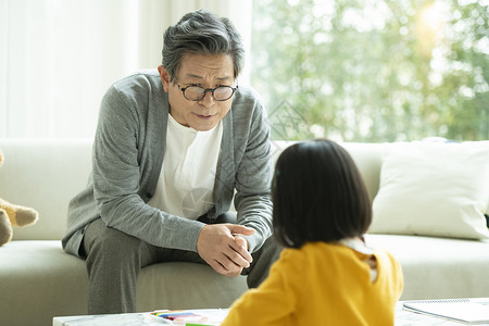 打破分钟亚洲人家庭男人和女人儿童保育图片