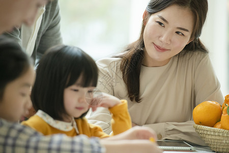 儿童玩耍家长在看的家庭场面年轻女子高清图片素材