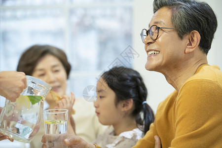 家庭聚餐的一家人图片