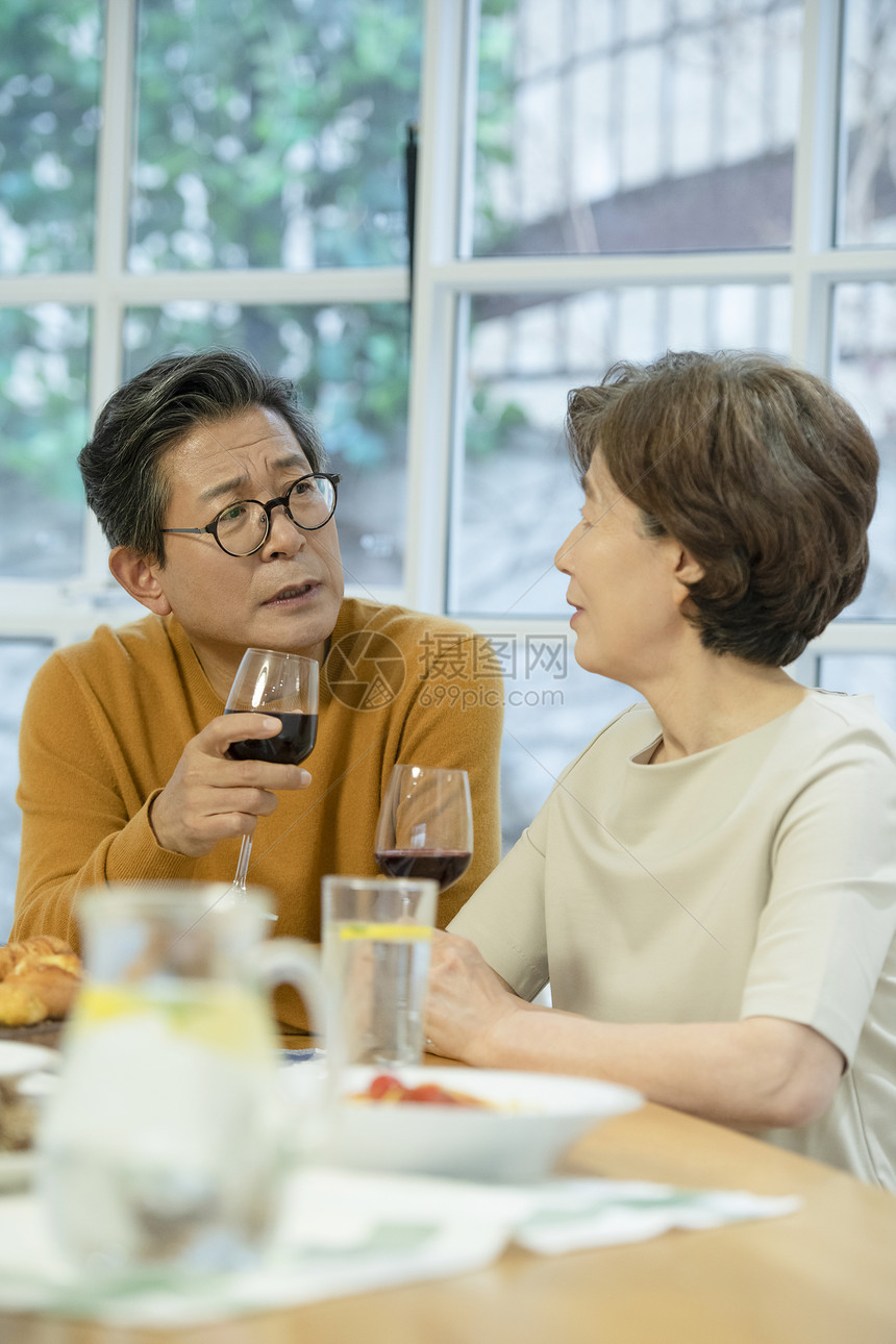 老年夫妻一起喝酒图片