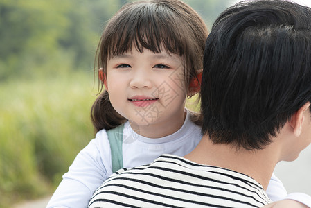 父母陪孩子在户外玩耍育儿高清图片素材