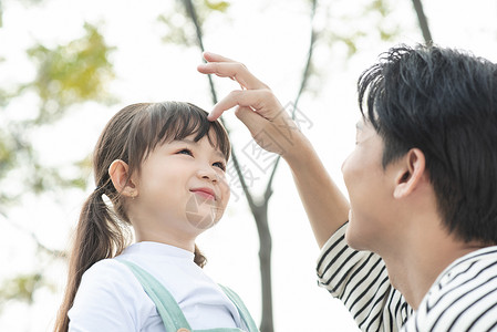 父母陪孩子在户外玩耍休假高清图片素材