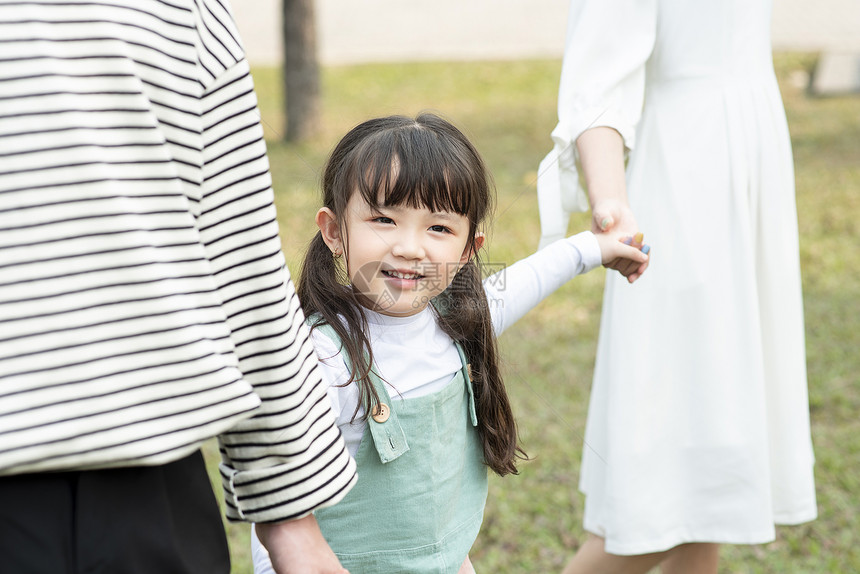 男人人物女孩们父母在公园散步图片