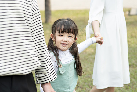 男人人物女孩们父母在公园散步图片