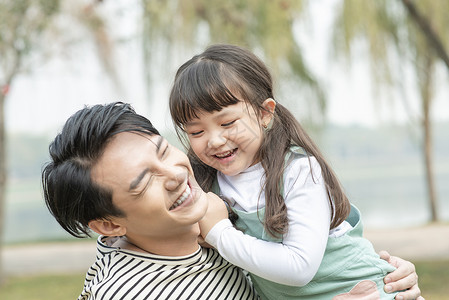 男人们幼儿园儿童笑容父亲和女儿在户外玩玩耍高清图片素材