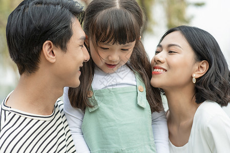 女人父母身份肖像父母和孩子在户外玩图片