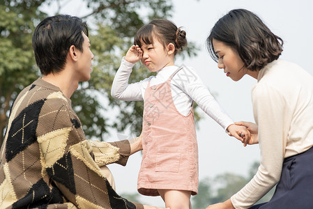 朋友男人们孩子父母担心受伤的女孩溜达高清图片素材