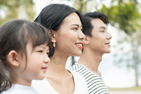 外国人儿童男子父母和孩子在户外玩的肖像面部表情高清图片素材