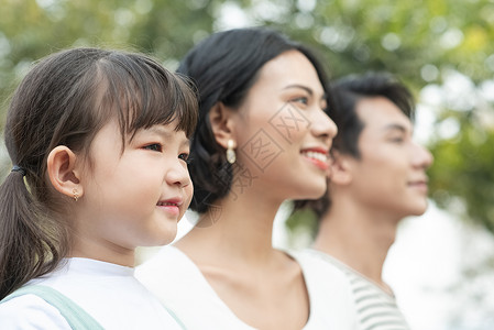 青年男人白人父母和孩子在户外玩的肖像小姑娘高清图片素材