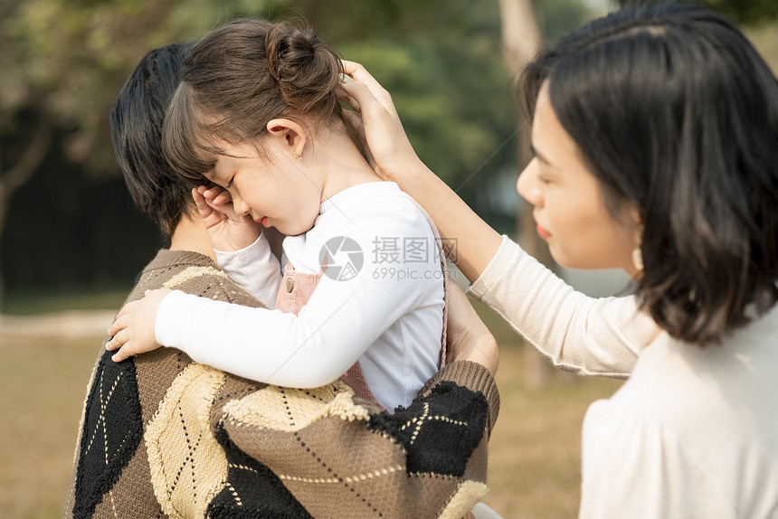 男人明亮少女父母安慰一个哭泣的女孩图片