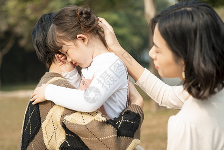 男人明亮少女父母安慰一个哭泣的女孩好朋友高清图片素材