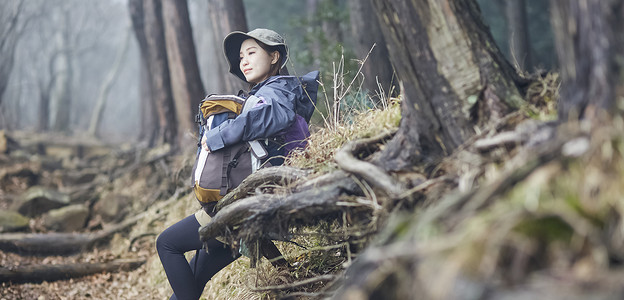 年轻女人徒步登山休图片