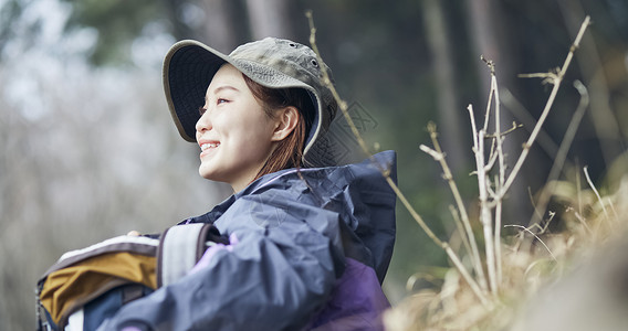 年轻女人徒步登山图片