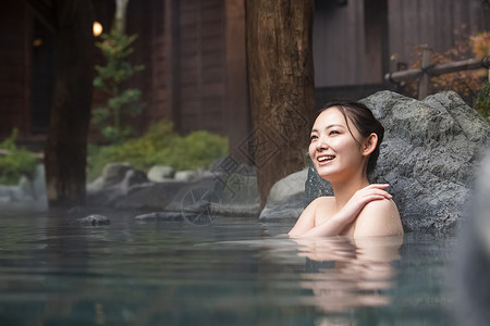 泡日式温泉的女性背景图片