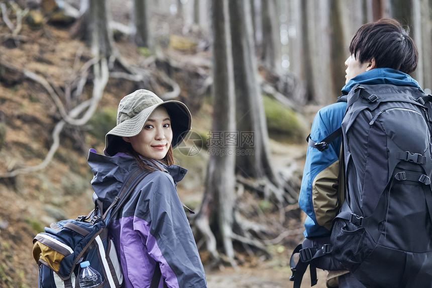 年轻男女户外徒步登山图片