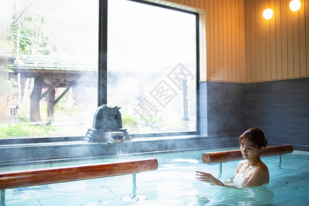 沐浴女生旅游一个女人享受温泉浴图片
