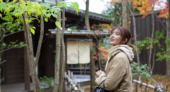 旅途女温泉酒店享受温泉旅行的妇女图片