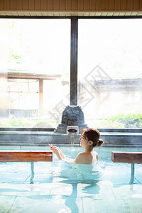 天户内旅游一个女人享受温泉浴图片