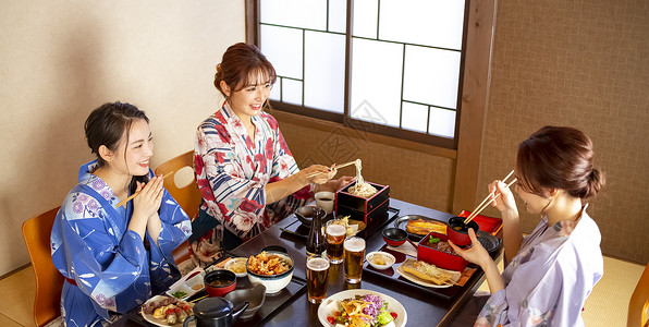 午饭日本人假日妇女和朋友享受温泉之旅背景图片