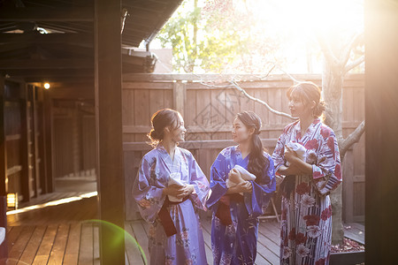 亚洲洗澡女人妇女和朋友享受温泉之旅图片