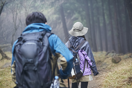 朋友男人们双人一对夫妇要爬背景图片