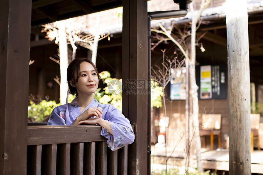 放松女士们和式享受温泉旅行的妇女图片