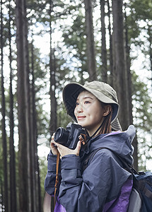 年轻女人徒步登山探险拍照图片