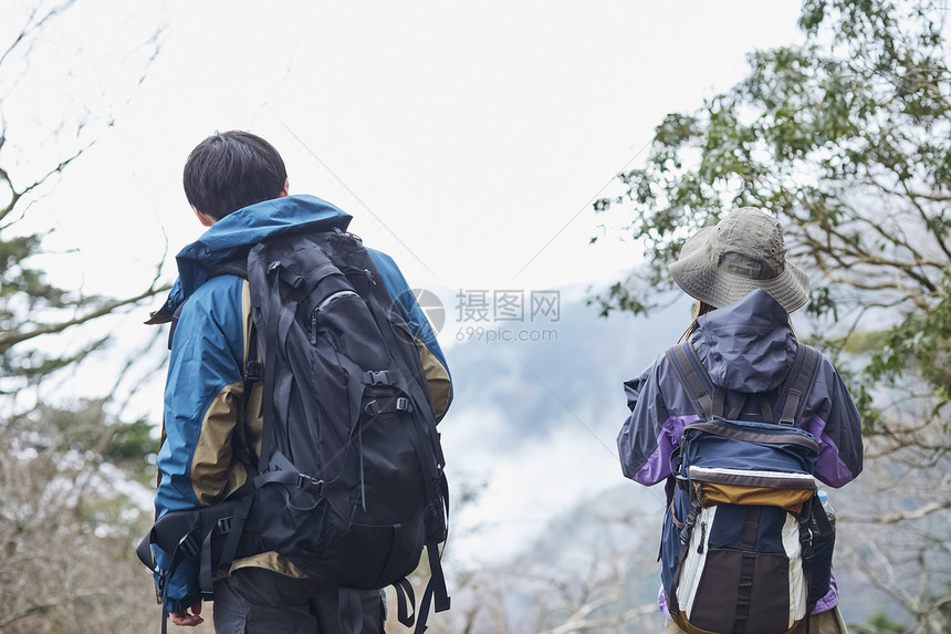 两个年轻人徒步登山拍照图片