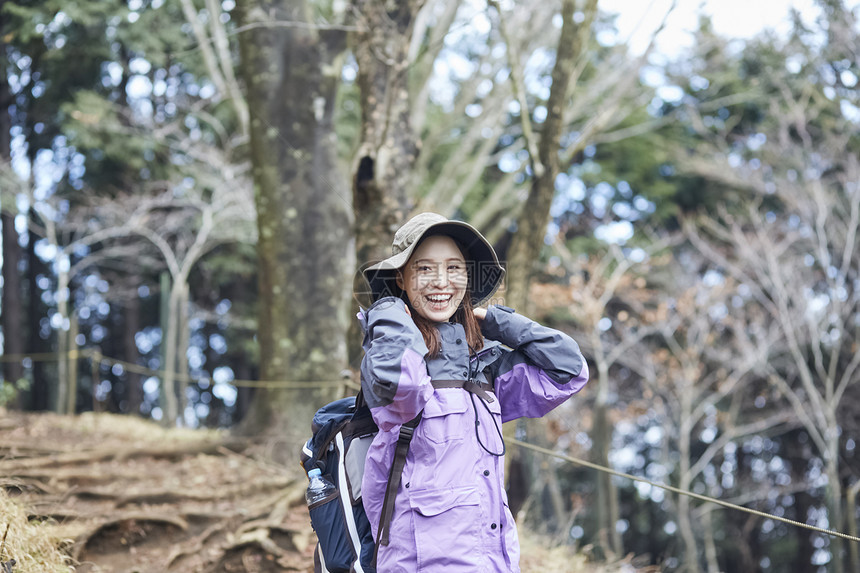 年轻女人徒步登山探险图片