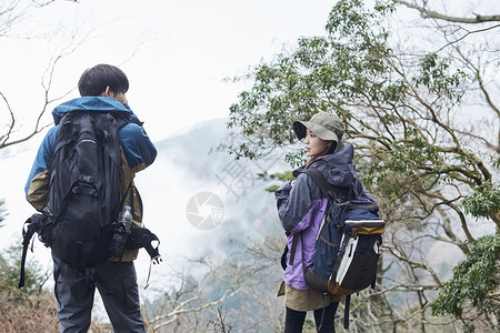 两个年轻人登山探险图片