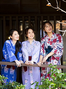 三人女人学生妇女和朋友享受温泉之旅图片