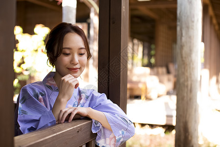 穿着日式浴衣温婉的年轻女子图片