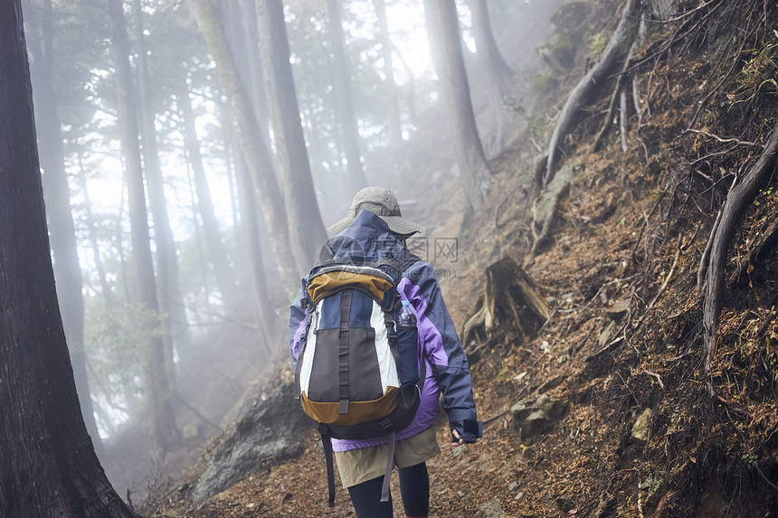 年轻女人徒步登山探险图片