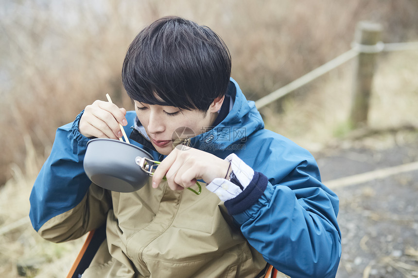 年轻男人徒步登山探险吃东西图片