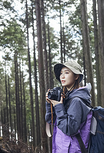 年轻女人徒步登山探险拍照图片
