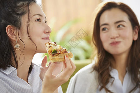 闺蜜聚会吃披萨图片