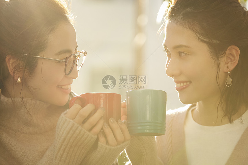 享受下午茶喝咖啡的闺蜜图片