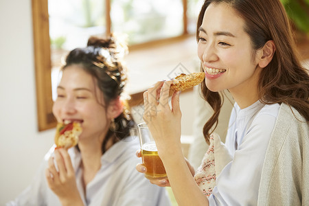 披萨店外送传单闺蜜聚会喝啤酒吃披的年轻女子背景