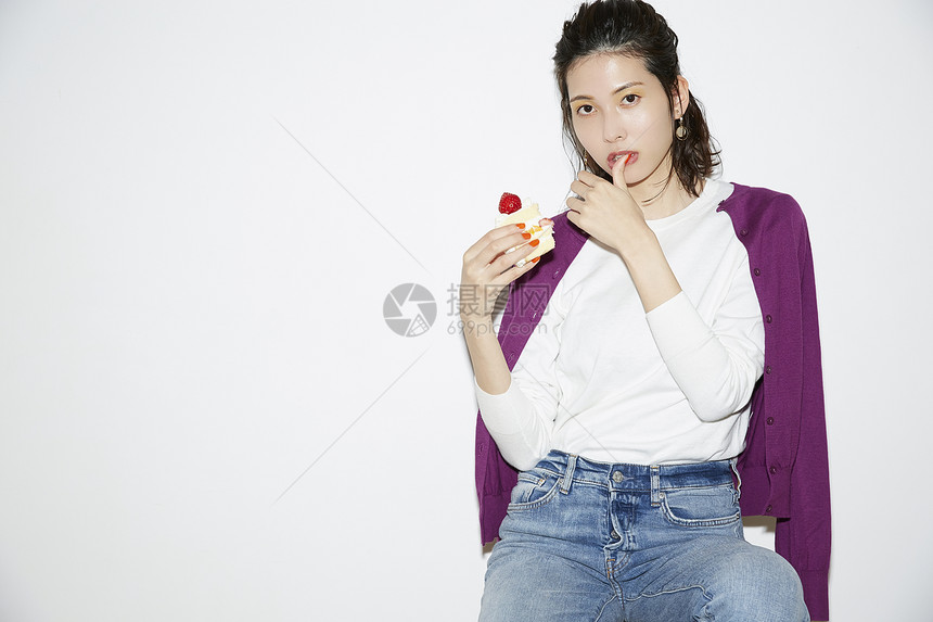 吃蛋糕的年轻女子图片