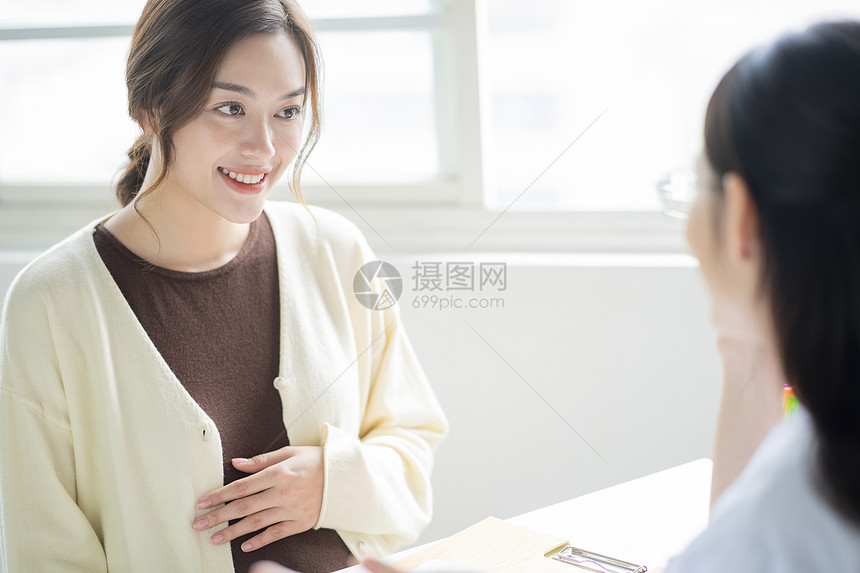孕妇在医院做产前检查图片