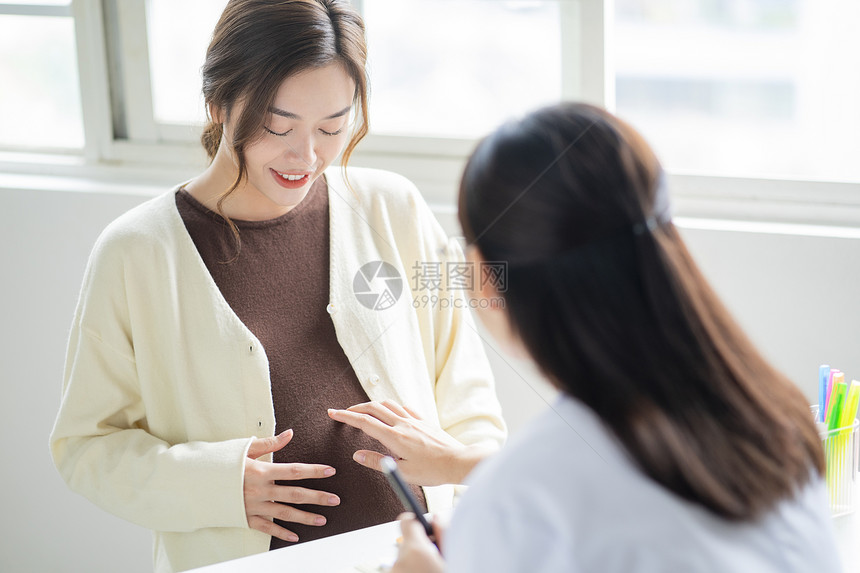 孕妇在医院做定期安全检查图片